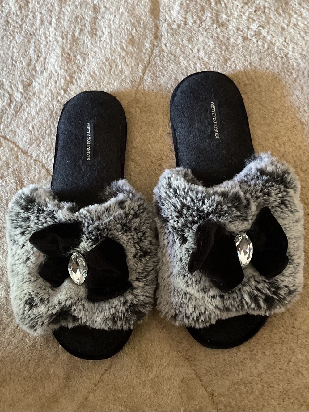 Pretty You London Faux Fur Slide Slippers with Bow & Gem. Size 9.5-10.5